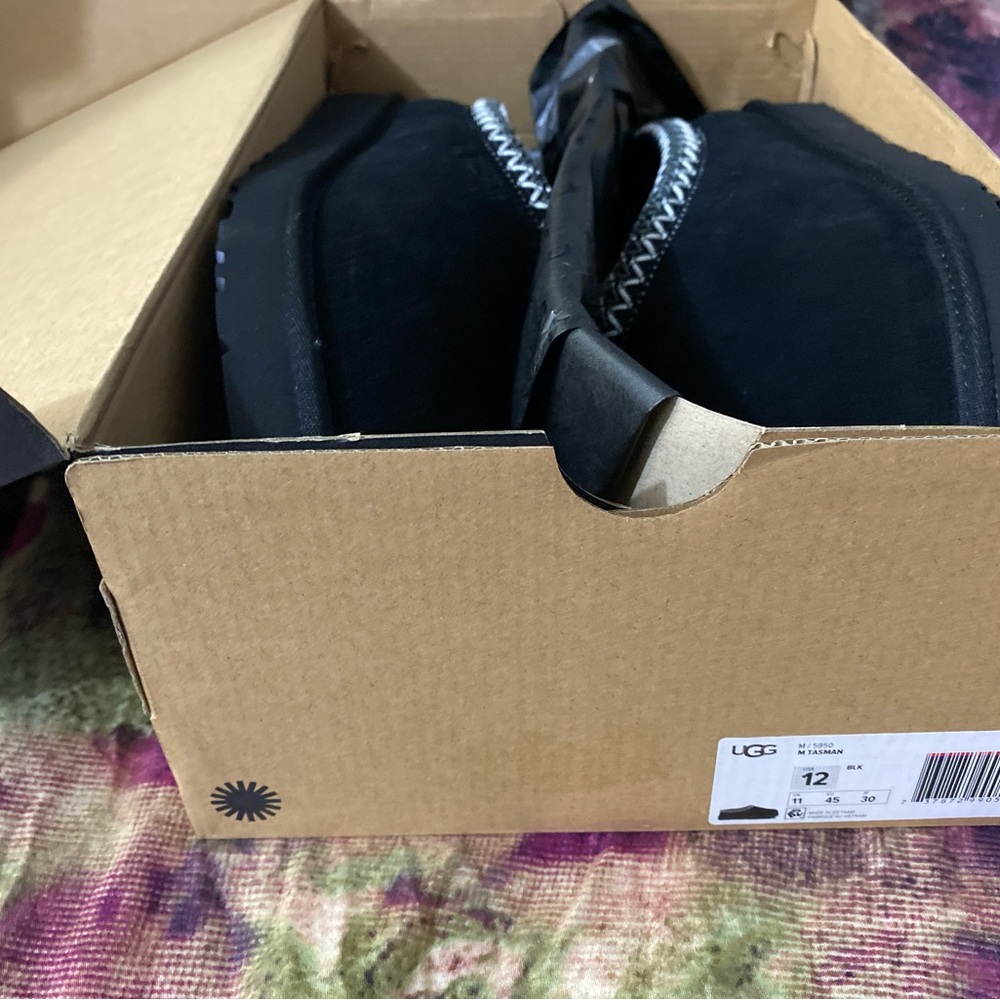 Hello, it is a men's shoe, size 12, new, never used, from the ugg brand. - Picture 8 of 14